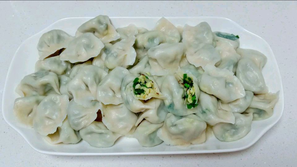 中午跟孩子俩人包韭菜香菇鸡蛋饺子,皮薄馅大,孩子很爱吃