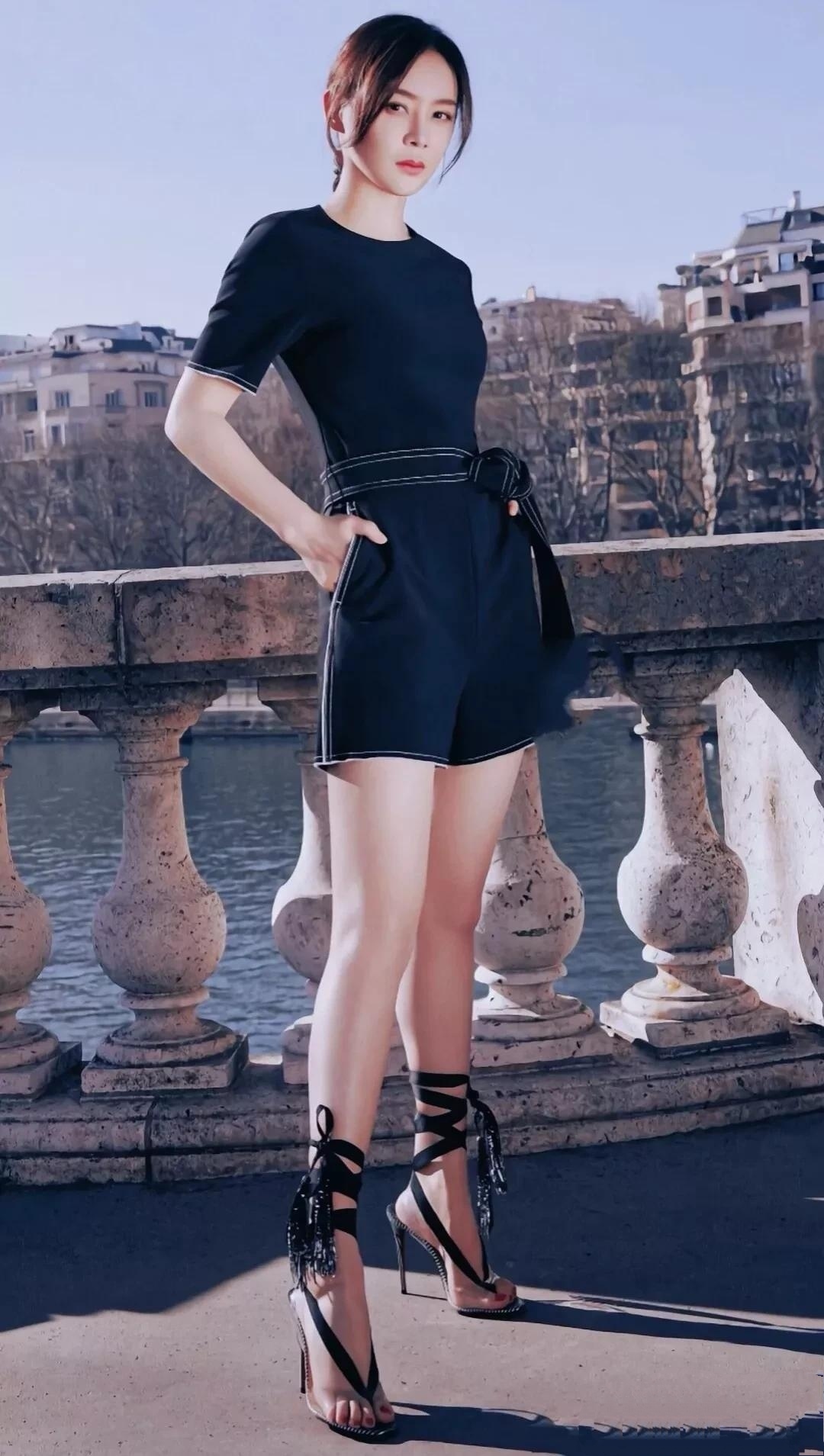 袁姗姗高清写真美图,细腰美腿,笑容甜美