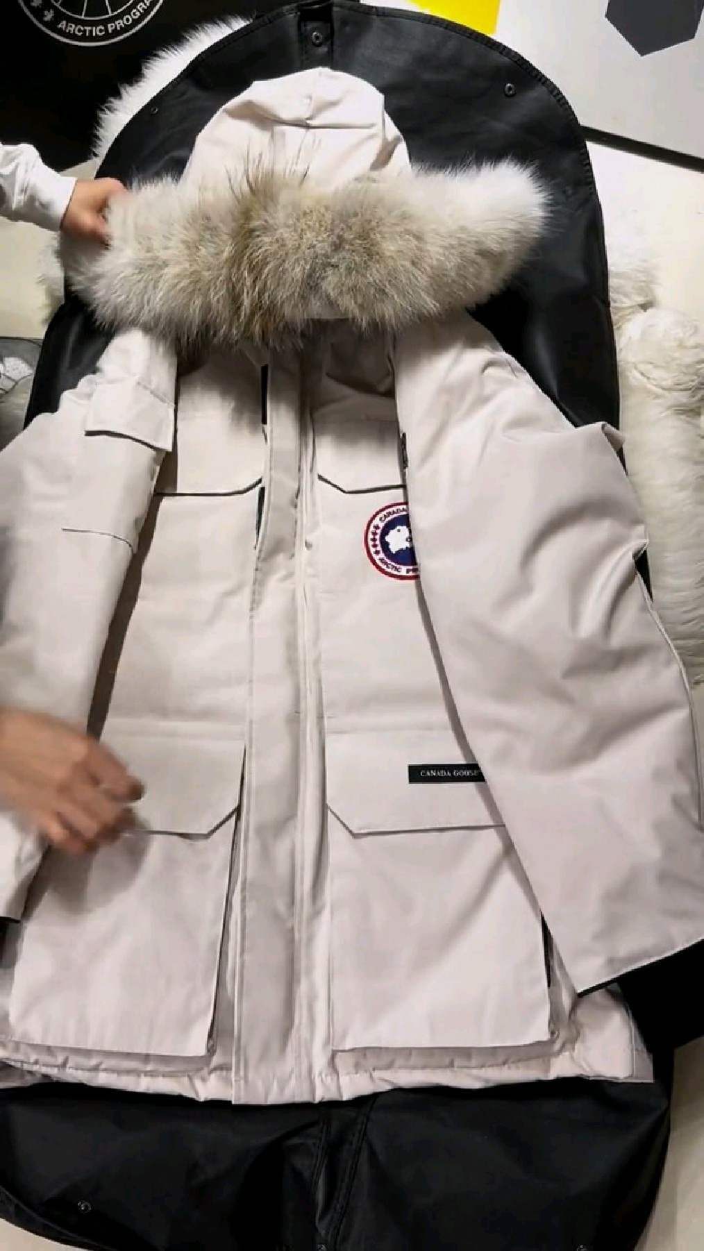 加拿大鹅羽绒服米白开箱