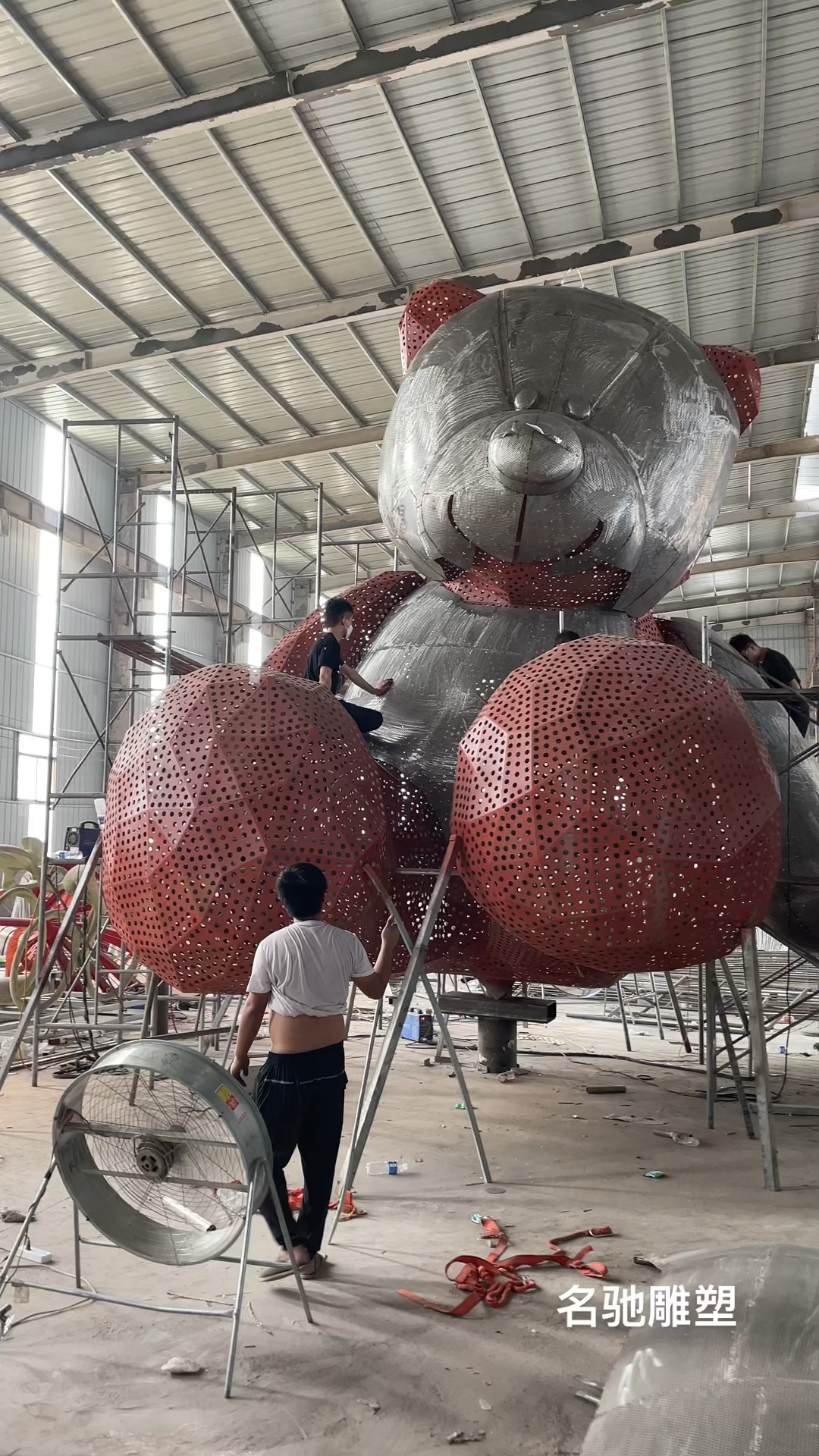 不锈钢镂空灯光大熊雕塑制作加工-度小视