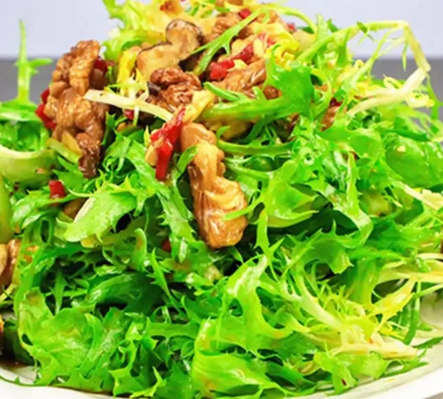 美食# 凉拌苦菊核桃仁  1:苦菊摘洗干净,提前准备好核桃仁,红椒洗