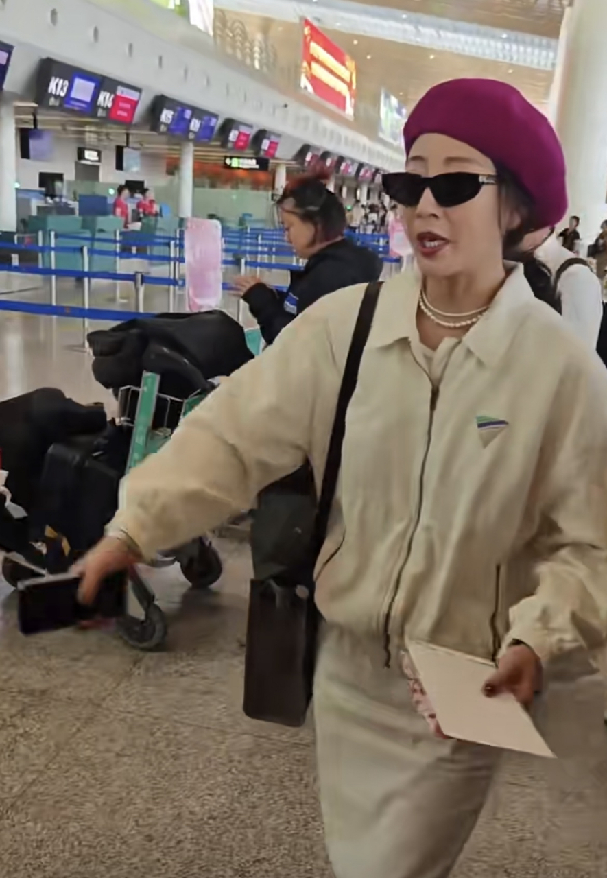 机场偶遇殷桃,她这身打扮能看出她的真实年龄了,皱纹颈纹很明显,并不