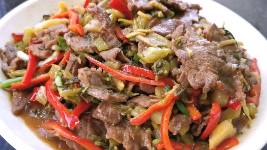 爱吃牛肉看过来,分享酸菜炒牛肉家常做法,酸爽嫩滑看着都流口水