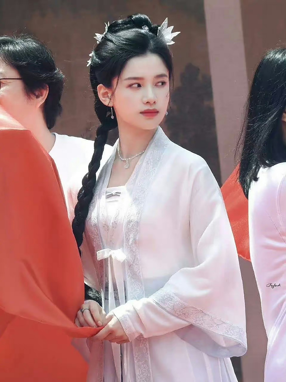 张婧仪盛装打扮有,胡一天有骑马,身穿铠甲的路透 ,还有吴希泽,边程的