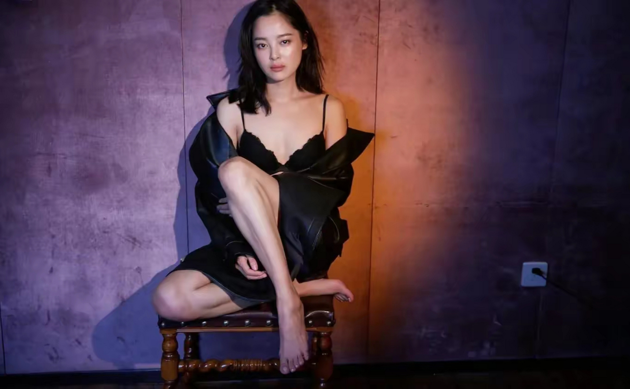 辛芷蕾黑色内衣写真,身材太有料,花式秀身材#明星生图大赏