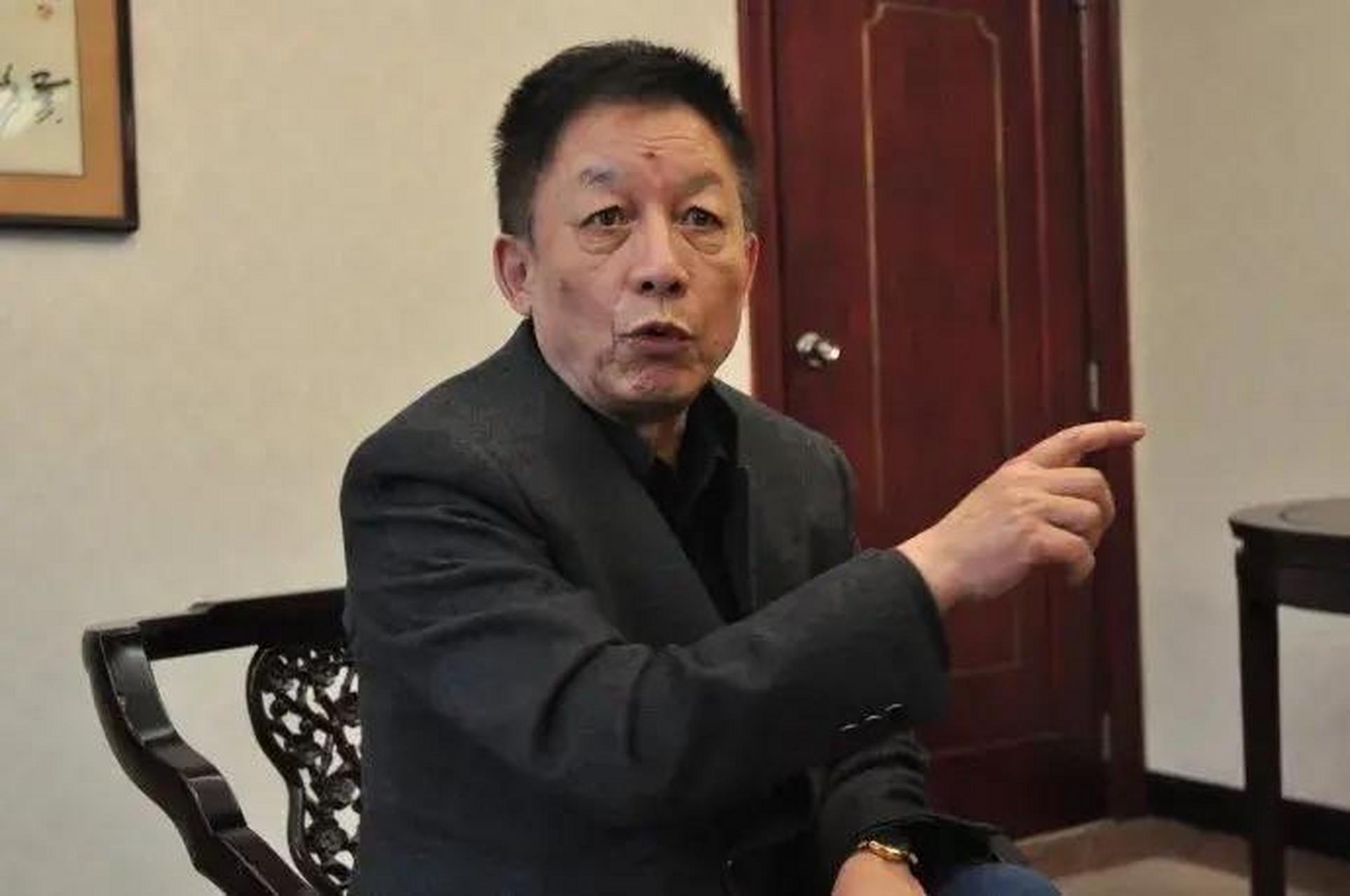 有一次,易中天做客《开讲啦》被一大三学生质问:"您双手插兜是在刷