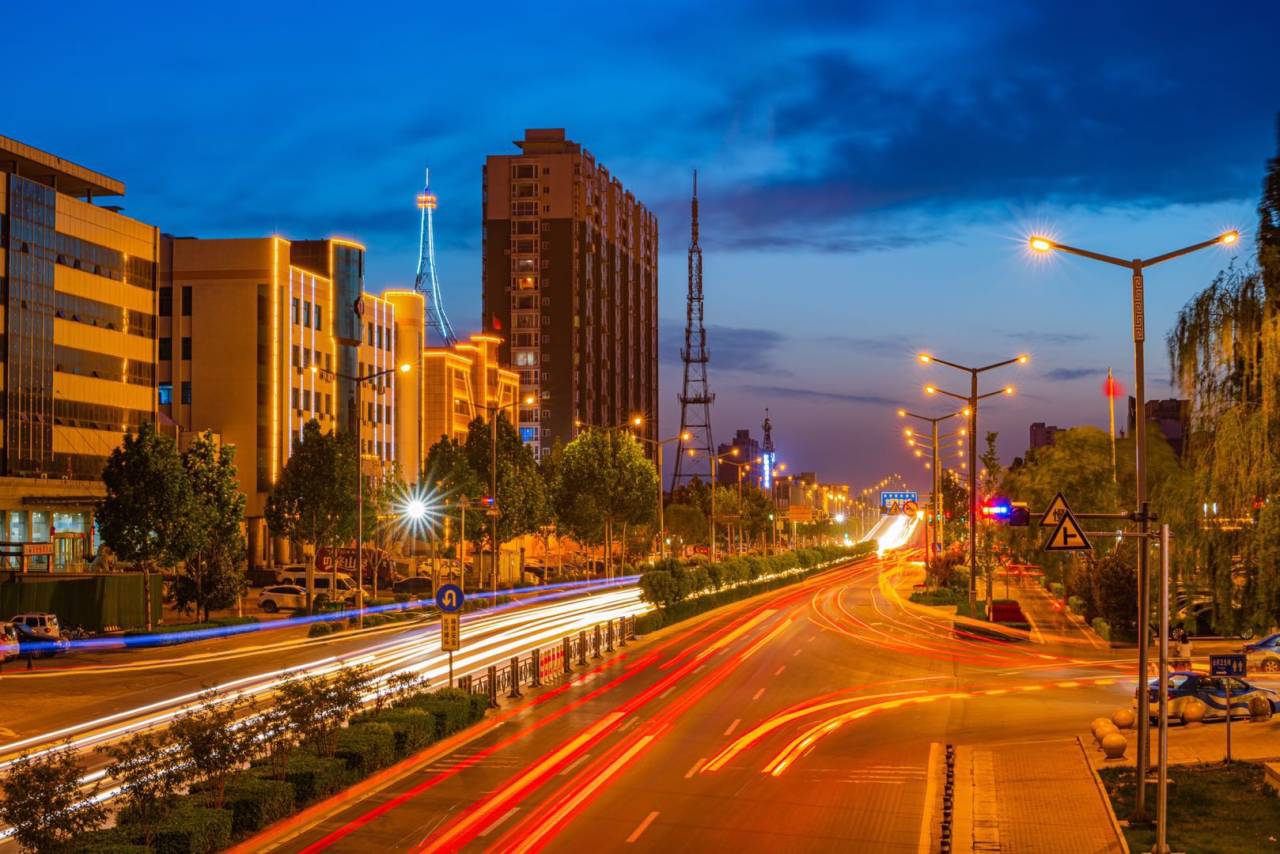 都市夜景如何拍摄出绚丽多彩的车流线?