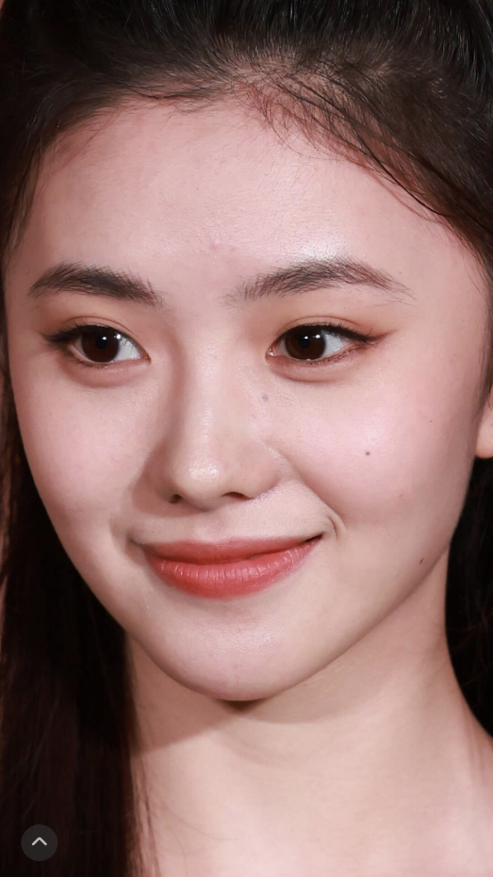 刘浩存高清生图,外貌条件到位,口才啥时候才能有提升啊,采访的时候老