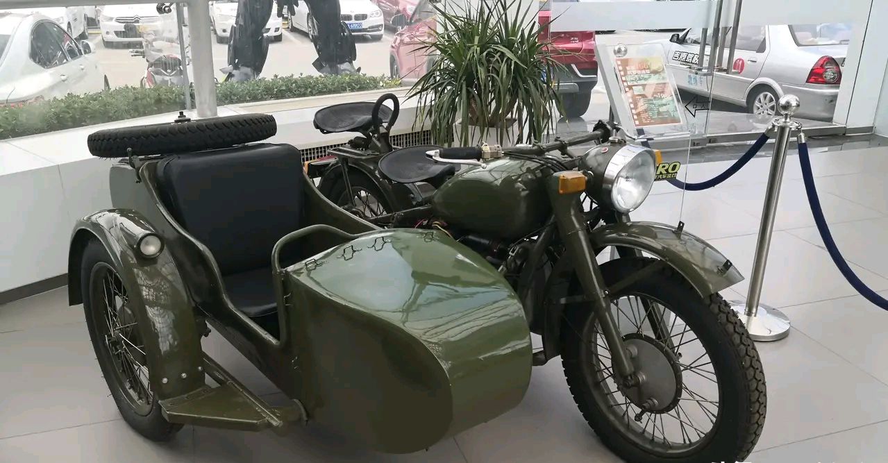 贵阳某驾照看见这台长江750边三轮摩托车,有多少人还有回忆?