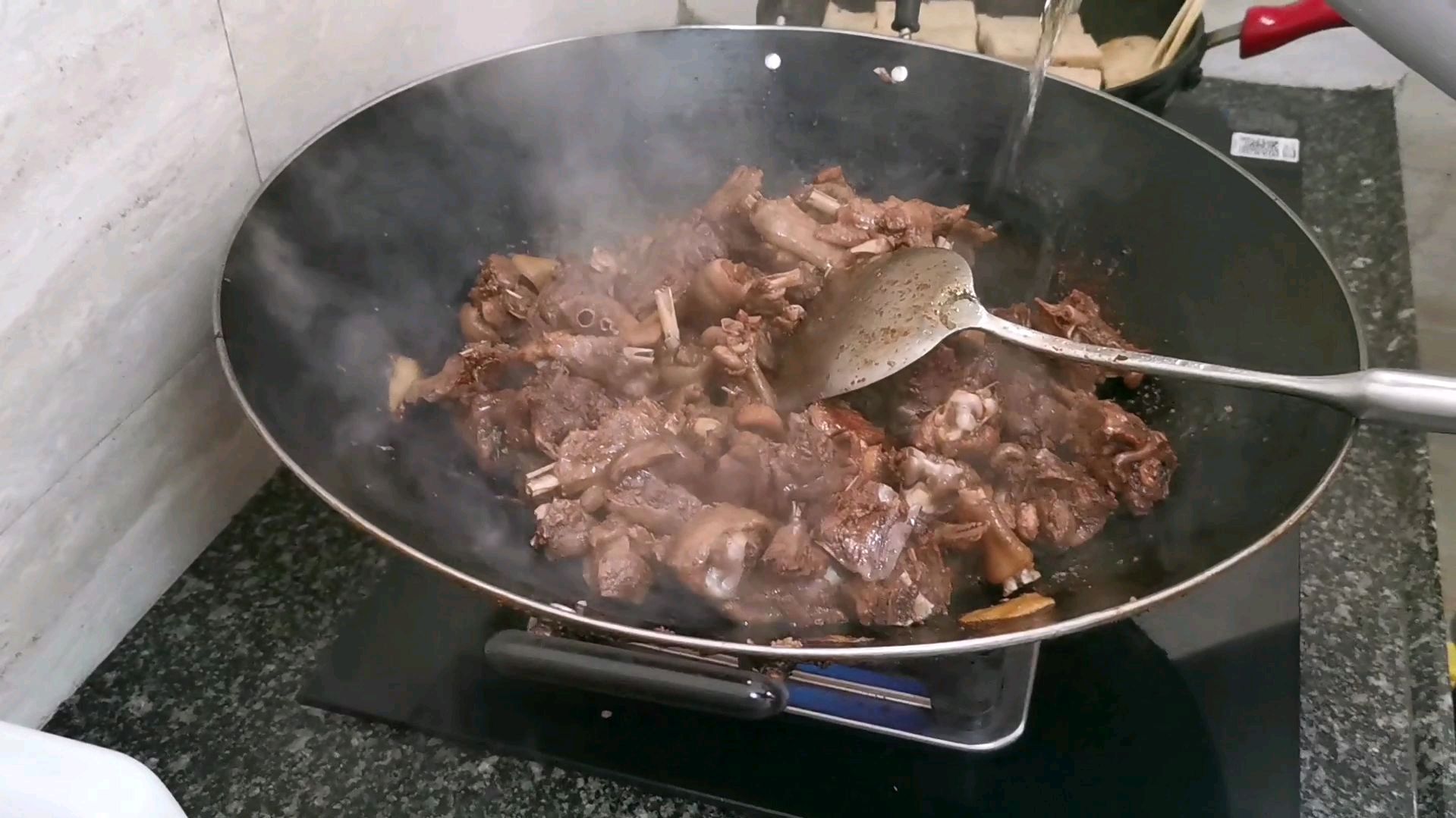 清远地方炆煮黑棕鹅的做法