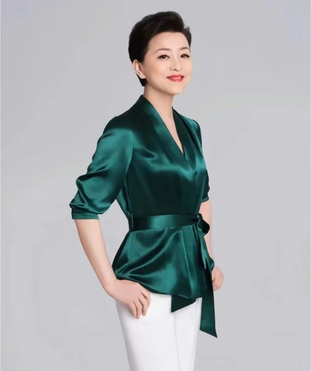 54岁杨澜衣着得体大方