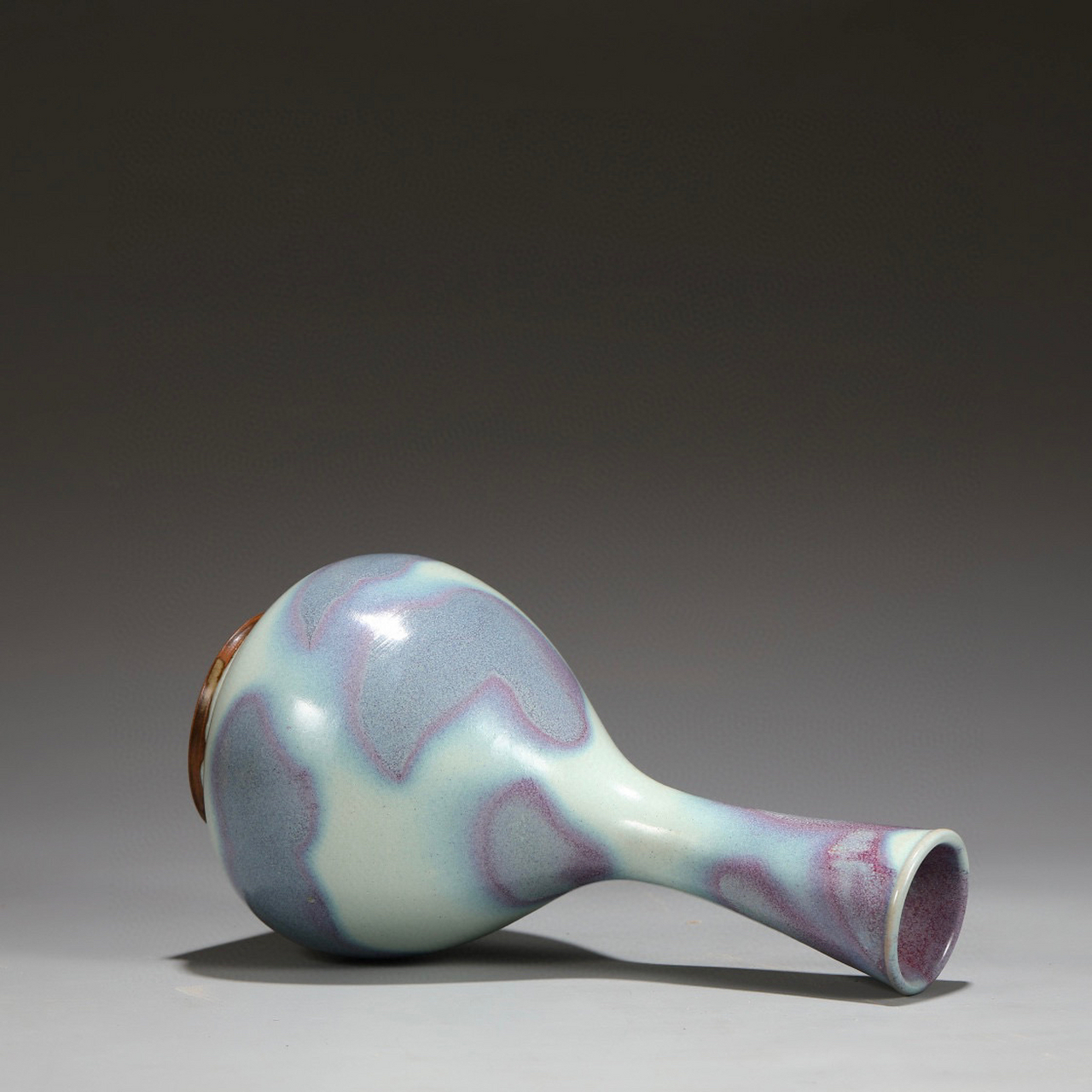 旧藏 北宋 钧窑天蓝釉紫红斑胆瓶. 尺寸:高25.3公分 肚径12.2公分