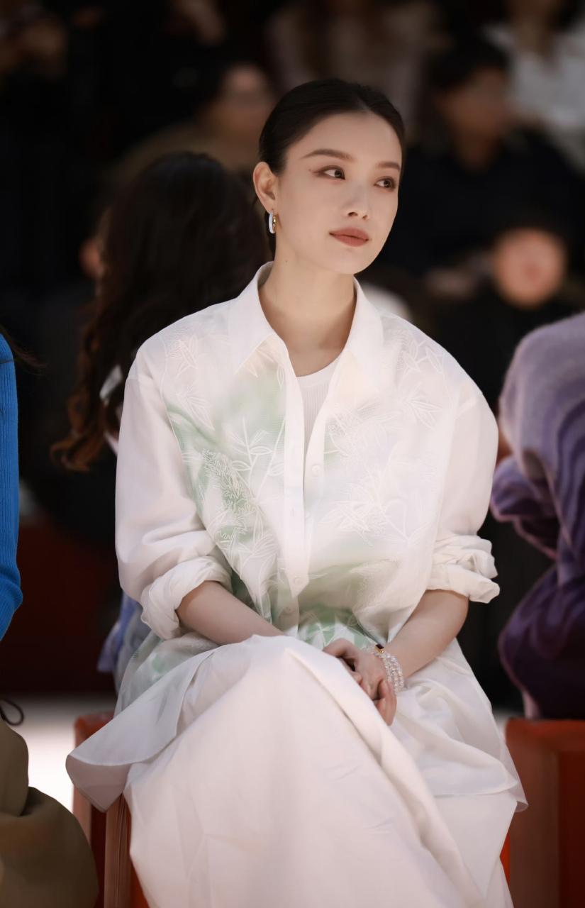倪妮新中式衬衫清新俊逸,优雅大方,自信有气质.