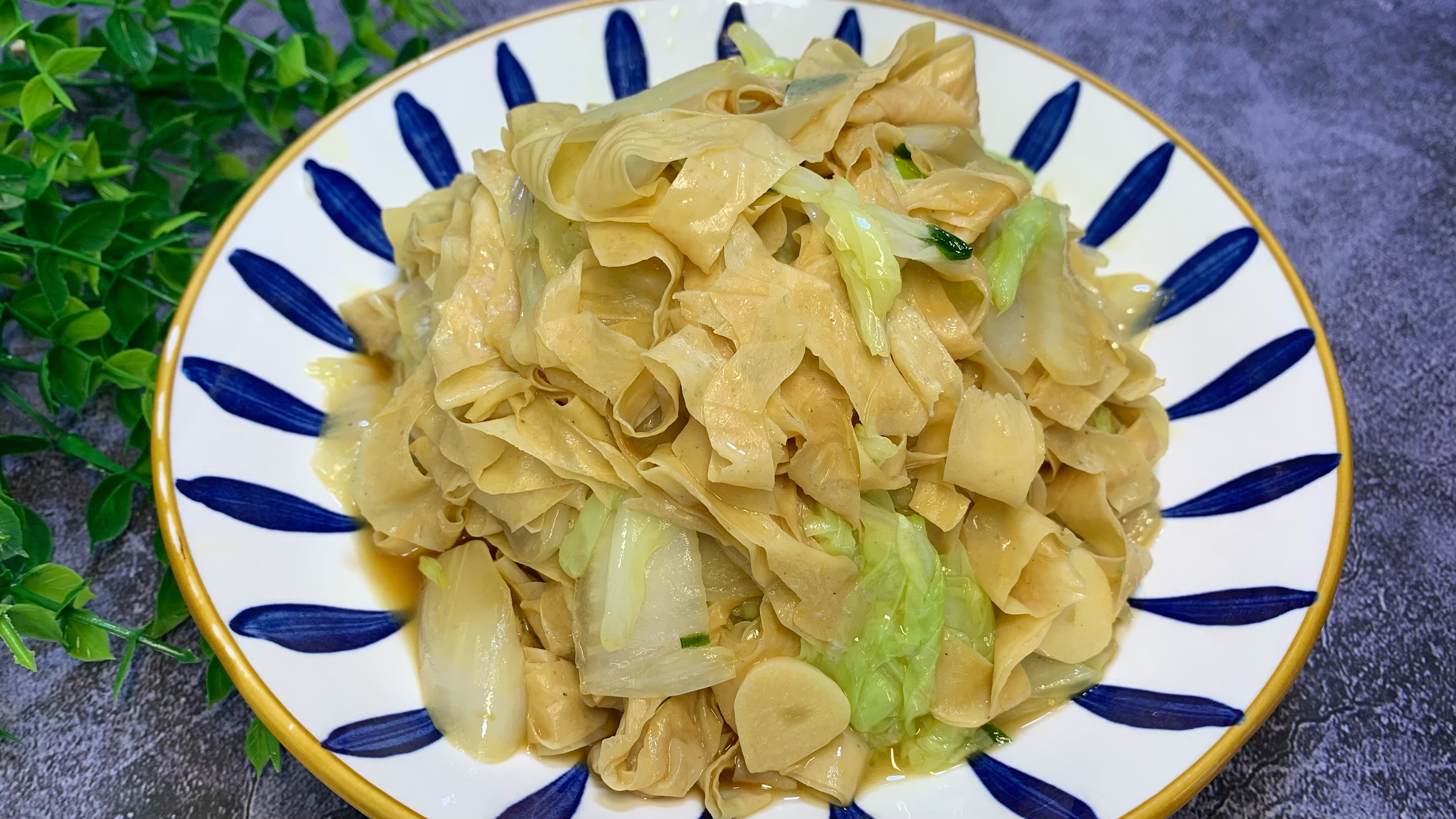 大厨教你豆腐皮炒白菜家常做法,经济实惠,营养美味,下酒又下饭