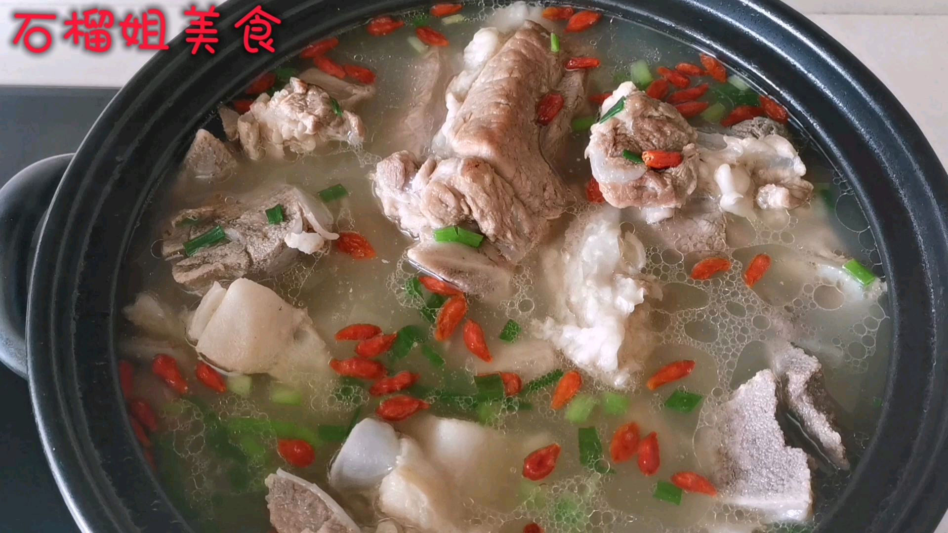 大骨头汤怎么炖才好喝,大姐教你正确的方法,汤色浓白营养不流失