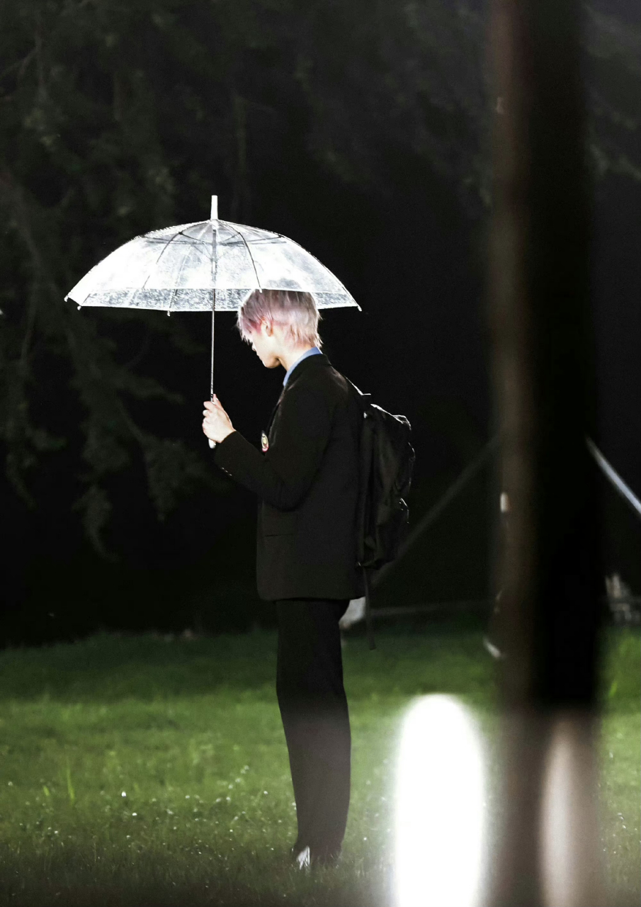 朱志鑫雨中撑伞,又日系又韩系,氛围感直接拉满,tf家族果然是最有少年