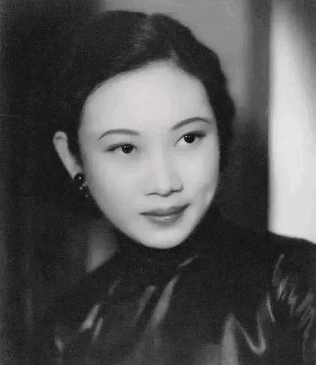 1946年,一代美人胡蝶被按在床上,戴笠撕扯着她的旗袍:"想你丈夫孩子