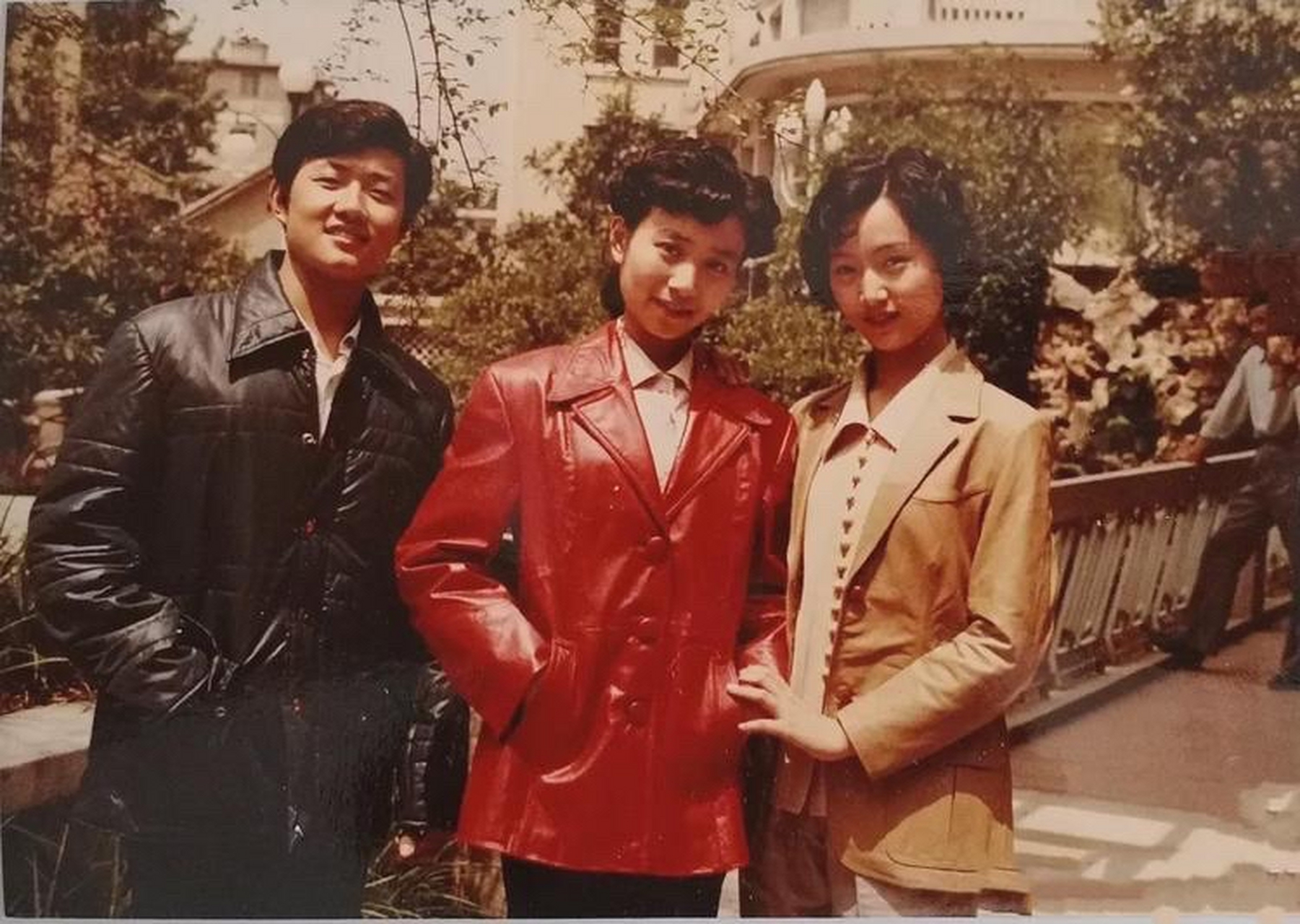 上世纪80年代,身穿皮衣的时髦男女青年