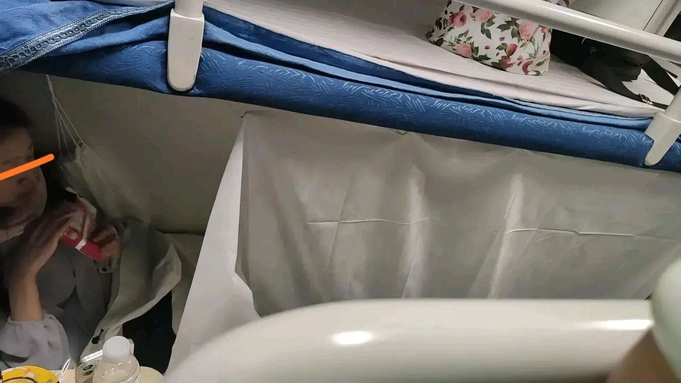 现在在丽江到昆明的火车上,我是远端那个中铺,对面是一女的.