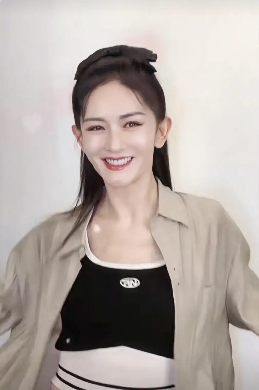 谢娜怎么了?不但脸型变得奇怪,连表情也越来越油腻了!