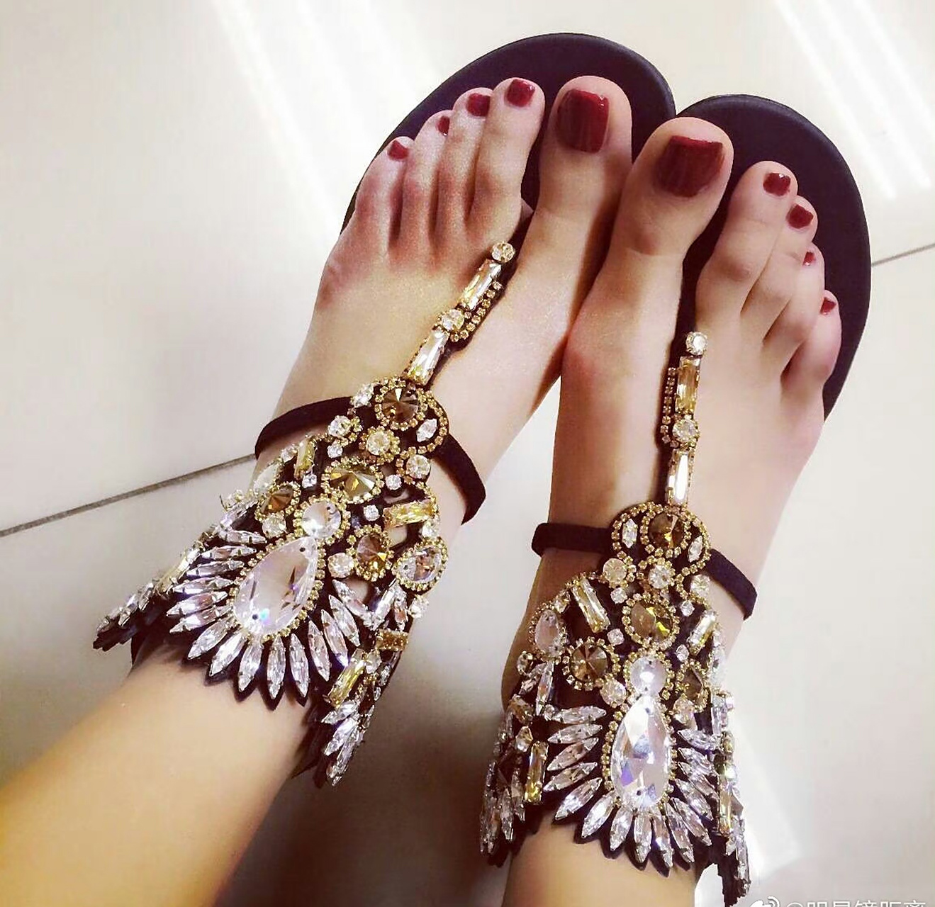 女神张予曦的脚丫是真的美啊,2020年,与丁禹兮合作主演的甜蜜都市爱情