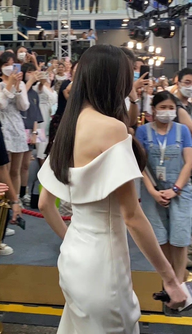 组图：唐嫣获粉丝簇拥人气旺白色露肩裙装优雅甜美