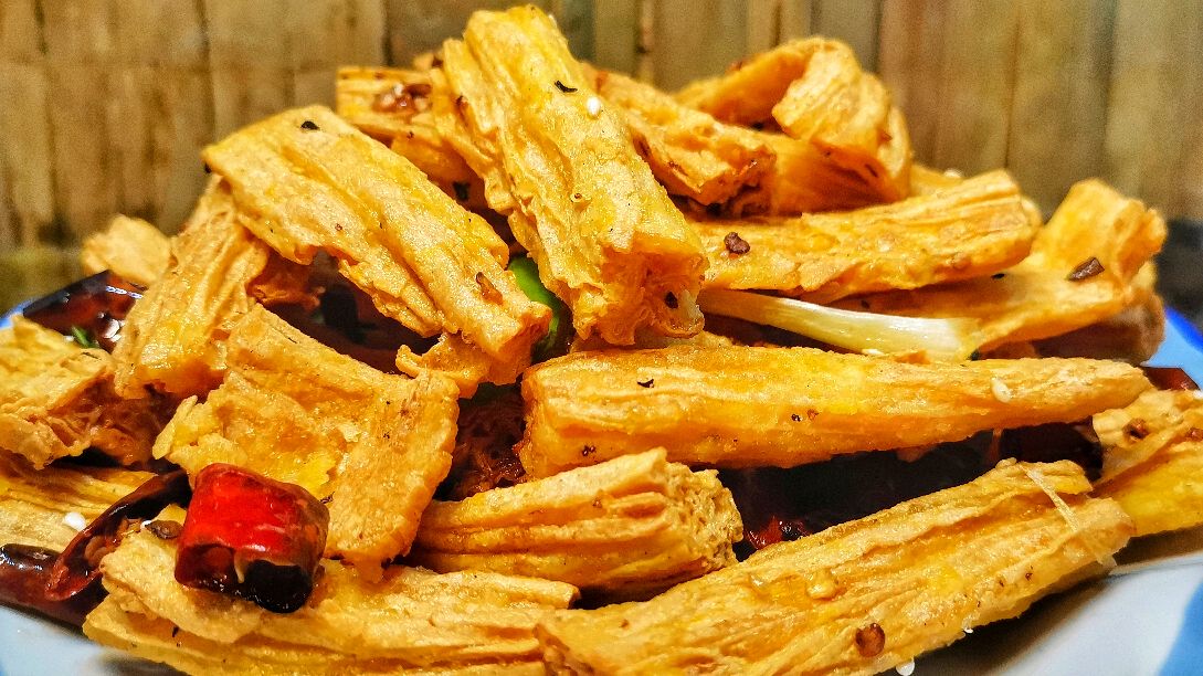 干炸腐竹的正确做法,看饭店厨师咋做的干香酥脆不油腻炸制是关键