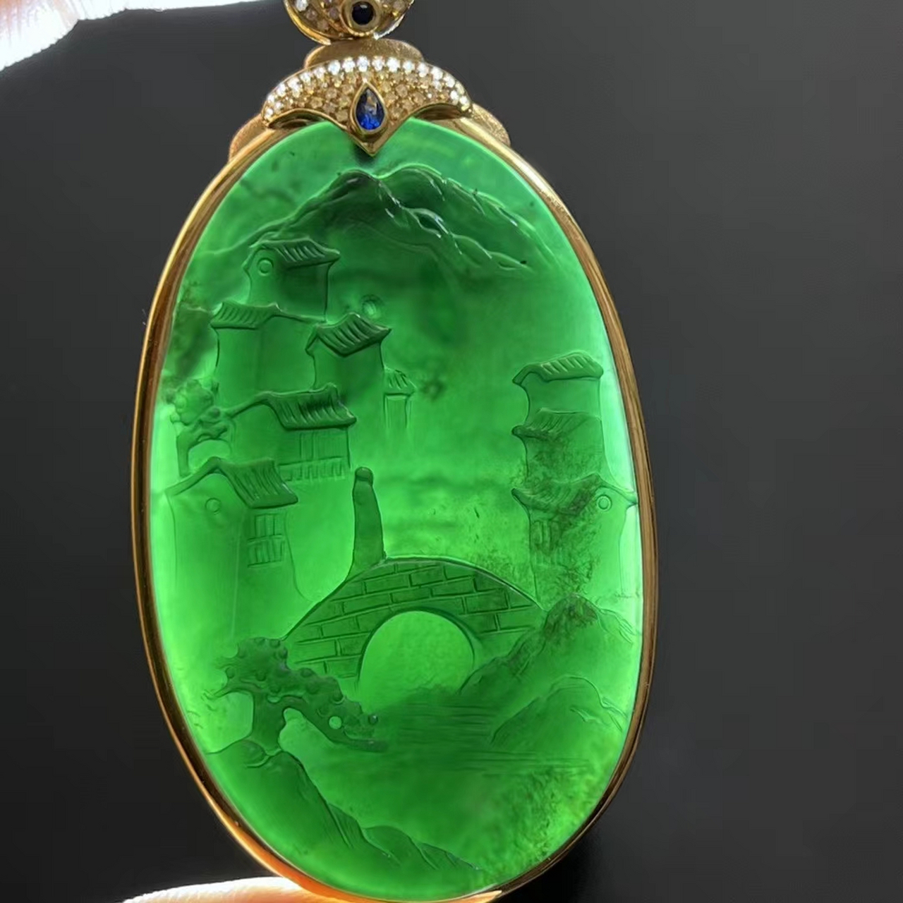 墨翠山水牌挂件,18k金镶,精致大方,整体裸石油润黑亮,打灯冰透,尺寸