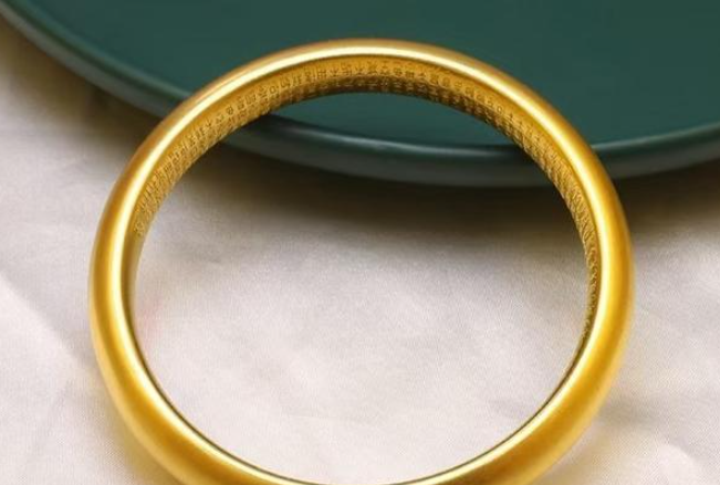 6万的金镯子不翼而飞,看到嫂子朋友圈后,女儿将亲妈行李扔了出去