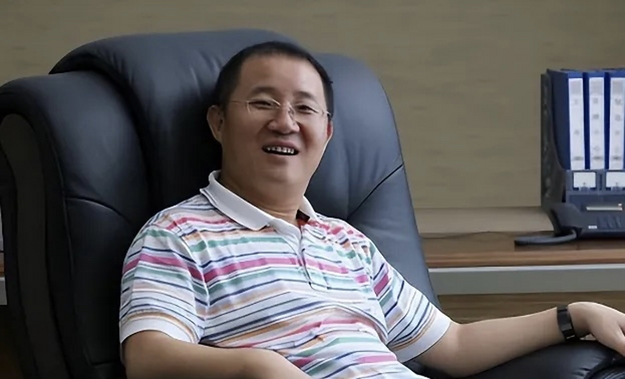 [太阳]12年前,身家50亿的温州首富周旭辉,瞒着原配妻子看上"李云龙"的