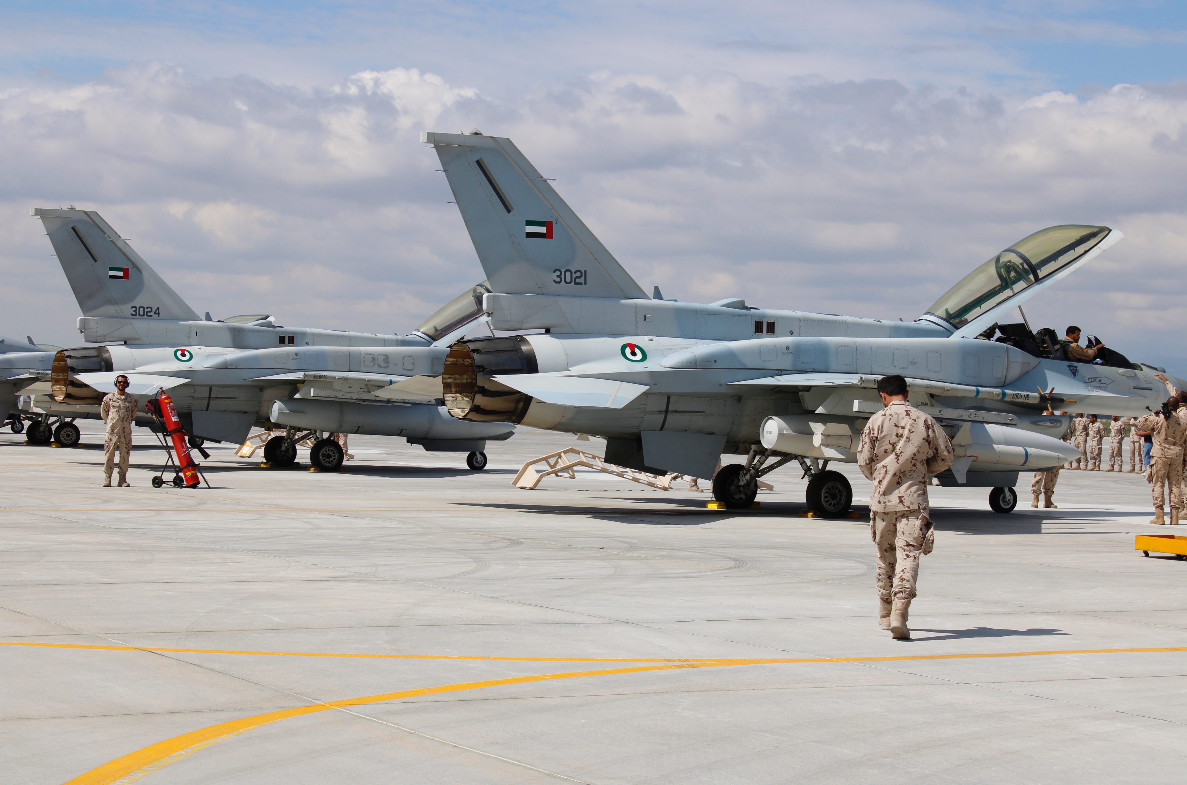 战机欣赏:阿联酋空军 f-16e/f战斗机