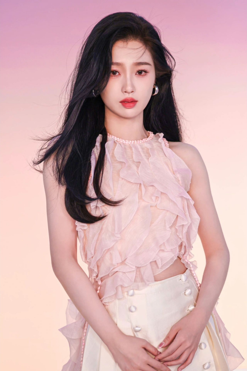 虞书欣小仙女,粉色蕾丝花边上衣仙气十足[泡泡枪]