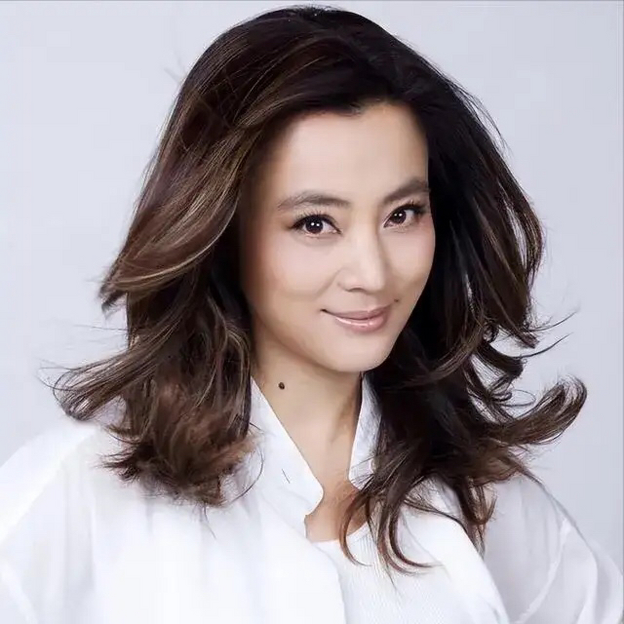 李玲玉真是不老女神,60岁的她看不出岁月的痕迹,漂亮了一辈子,身材