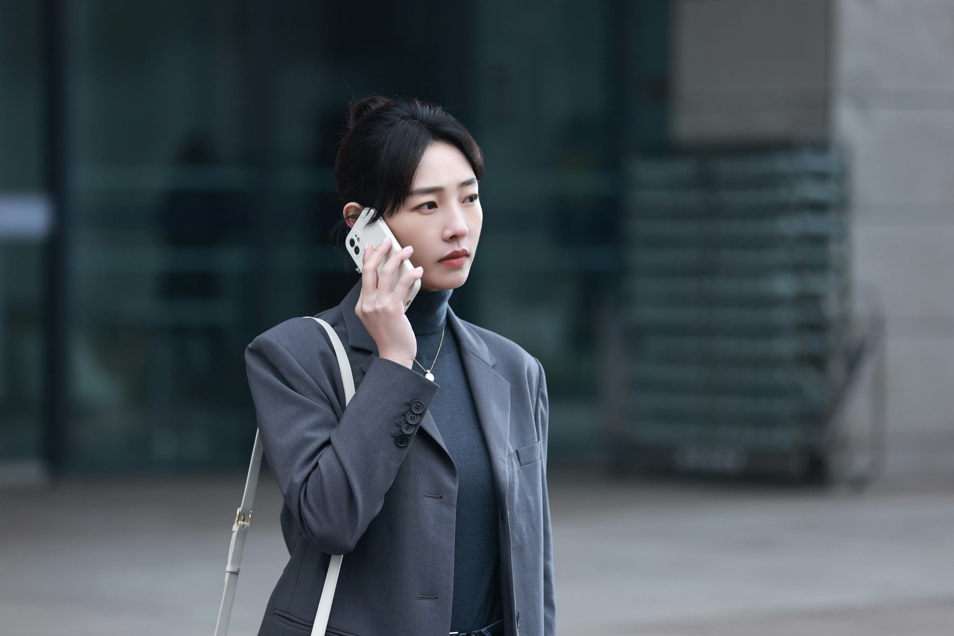 白百何 骄阳伴我 最新剧照,轻松拿捏职场风穿搭~ #秋日生活创作季