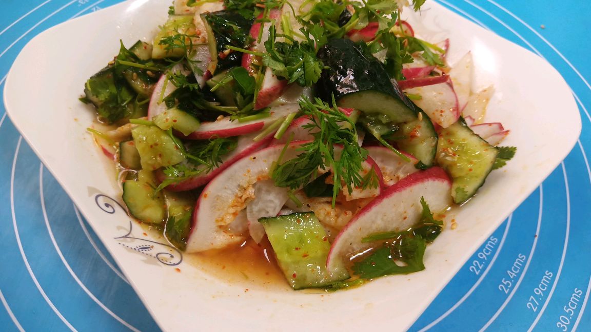 夏天必备的爽口凉菜“水萝卜拌黄瓜”,方法超简单,5分钟上桌