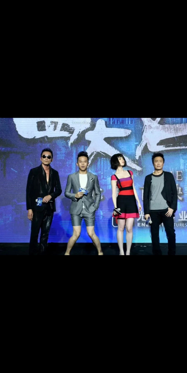 当年《四大名捕》的发布会上,邹兆龙和郑中基都是一身正装,而来自内地