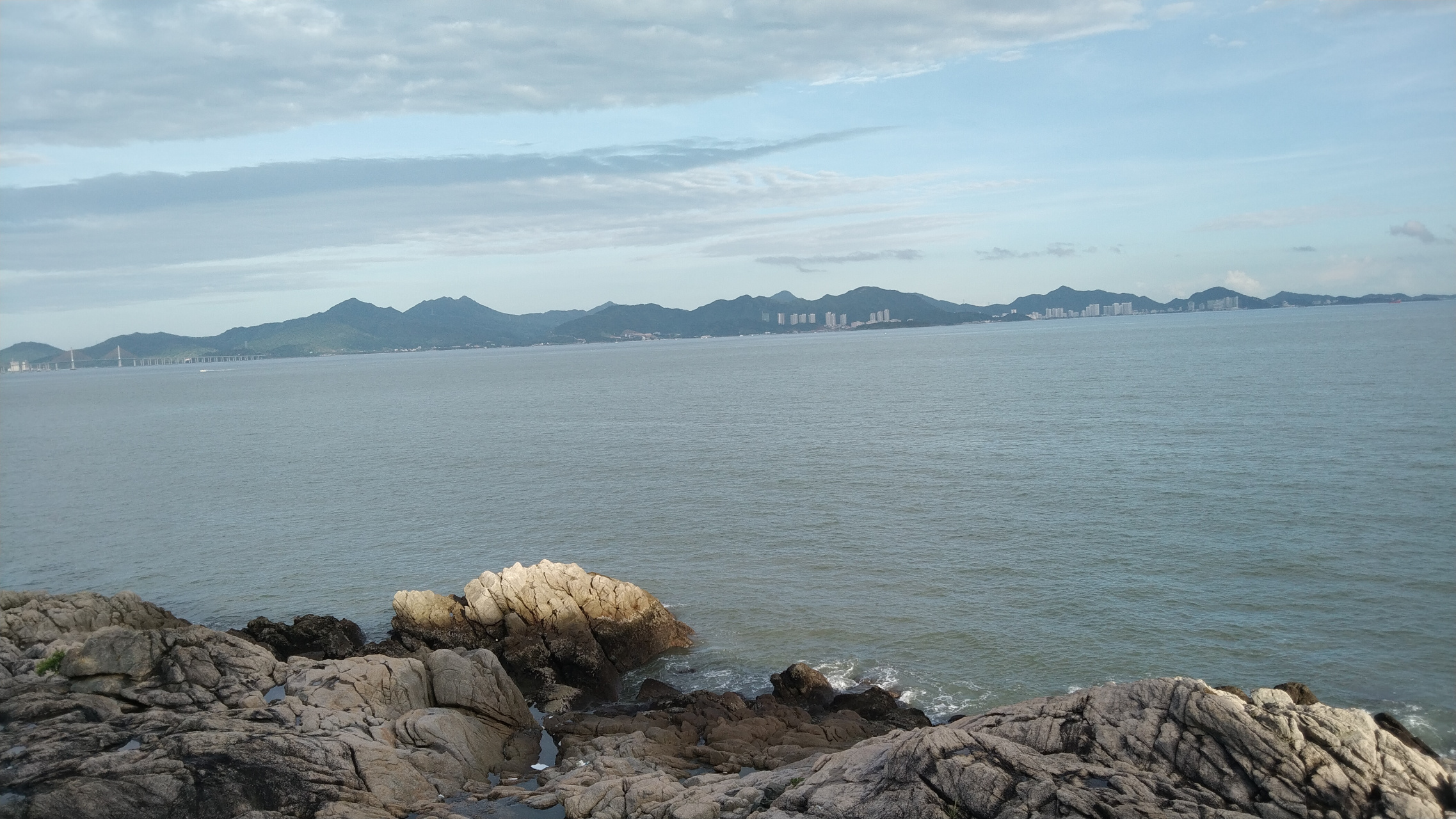 位于霞涌镇黄金海岸与小径湾之间.