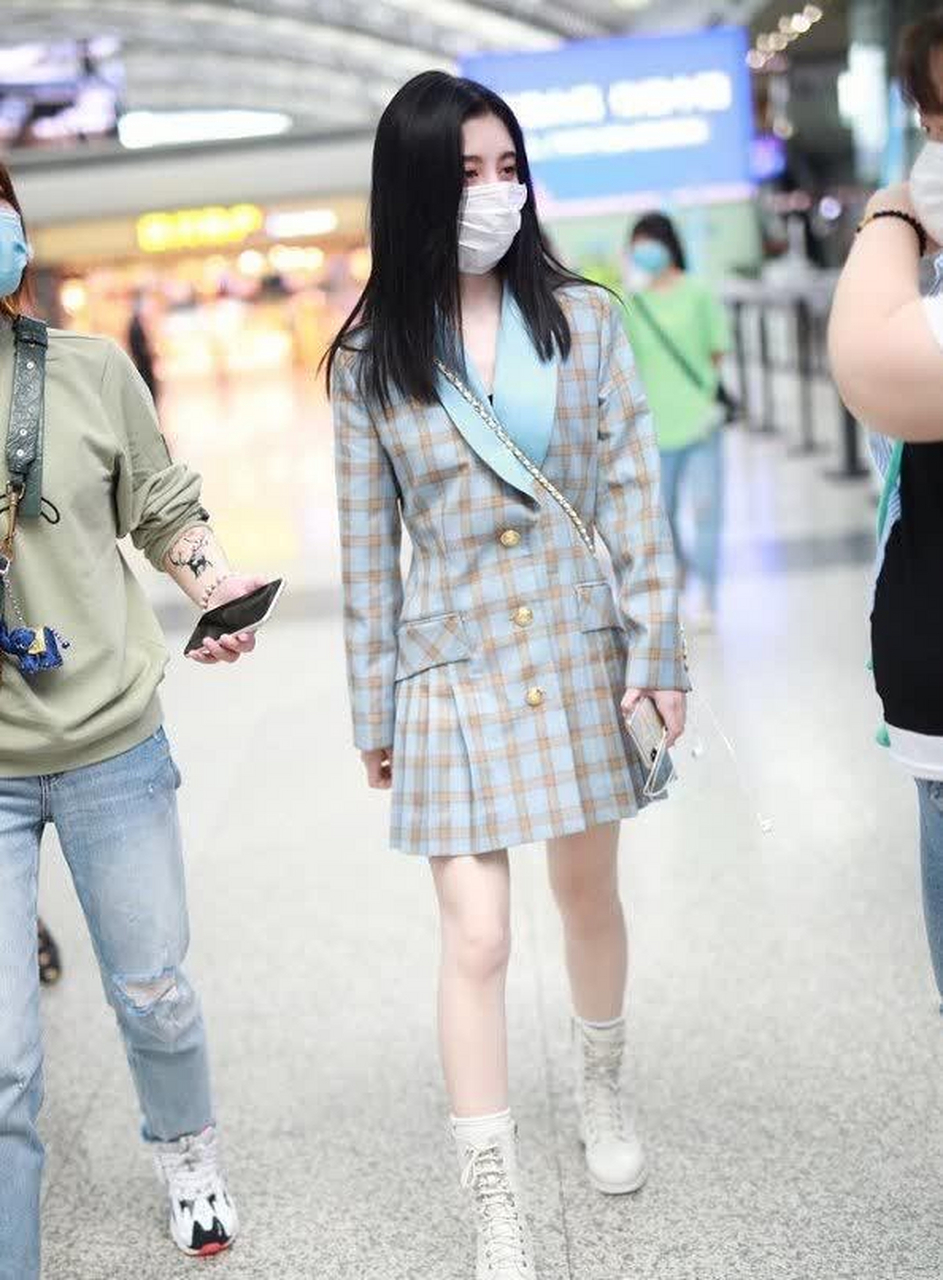 粉丝镜头下的鞠婧祎小小只,格子西装裙配短高筒靴,显高显瘦,身高比例