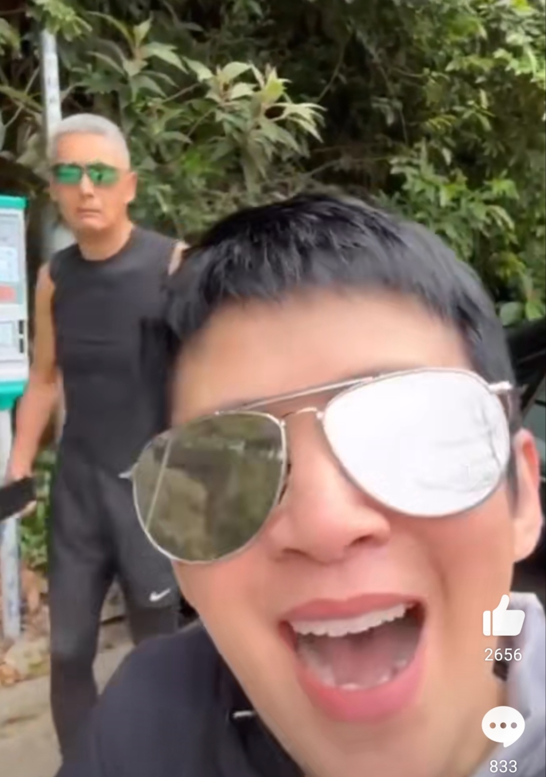 周润发跑步照片曝光,背影是头发花白的瘦老头