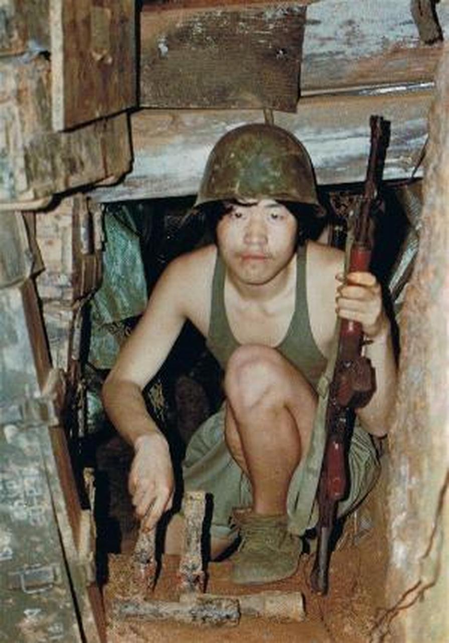 这是在老山前线的猫儿洞驻守的解放军战士,猫耳洞很多是就地取材,洞里