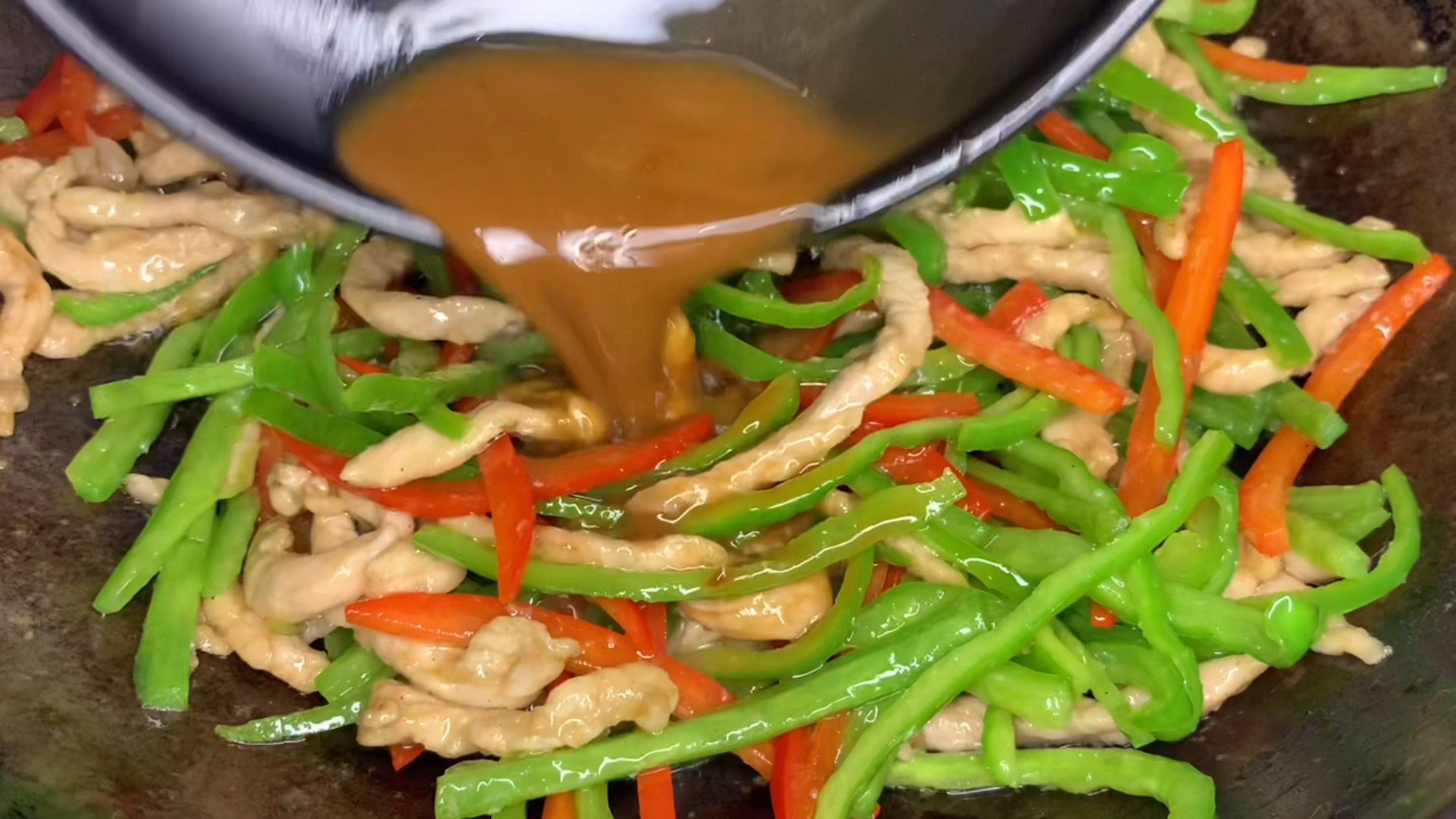 青椒肉丝也有窍门,学会这两步,炒熟后的肉丝滑嫩入味,青椒鲜香