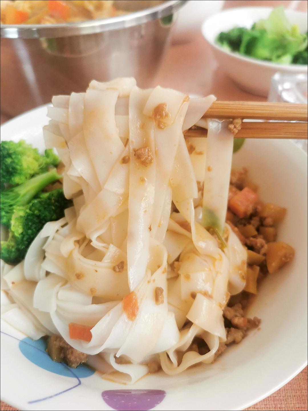 又薄又滑口感看着清淡但是很入味在广东这边基本都是特别厚叫河粉吃