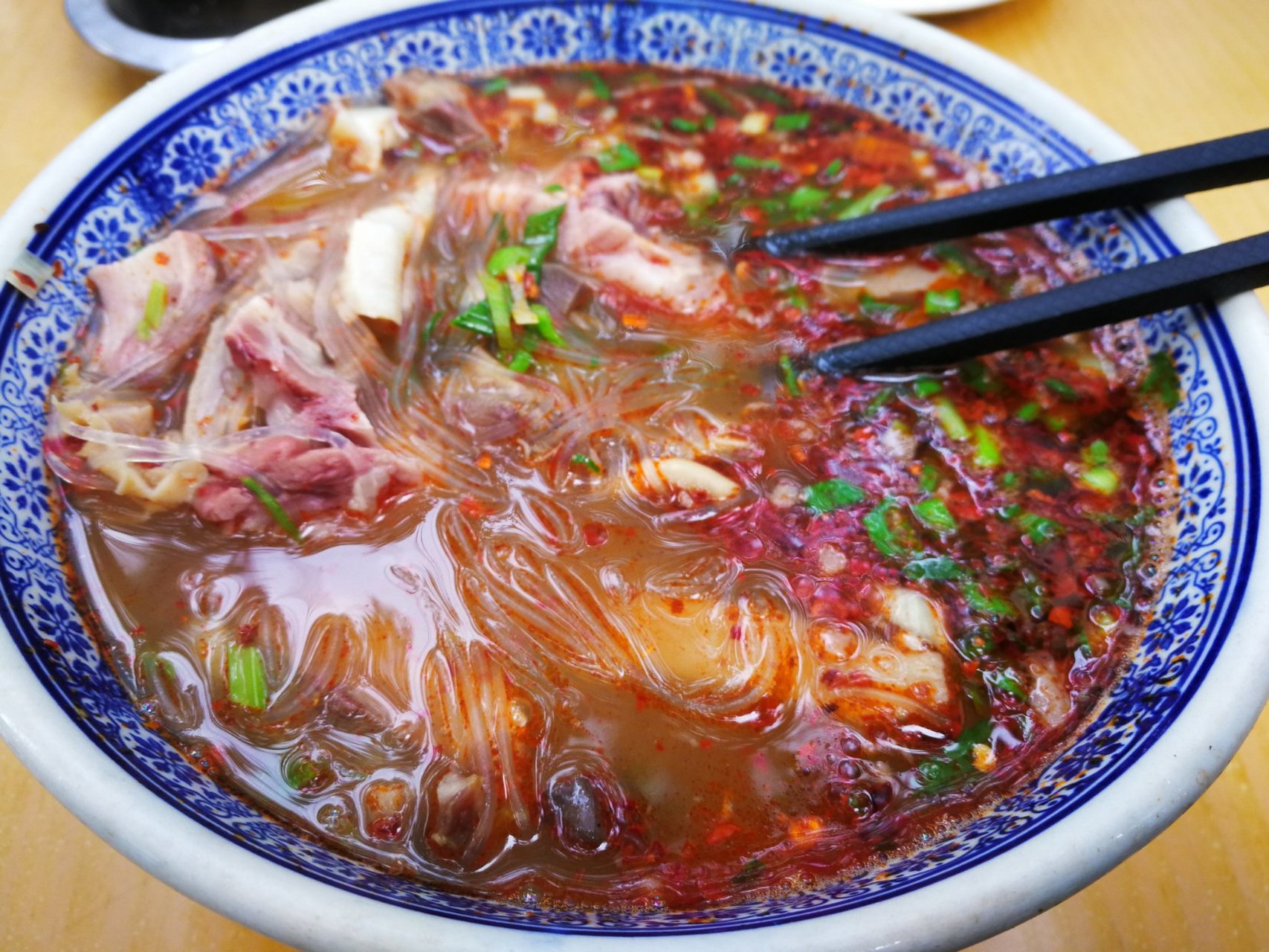 一老哥们想吃杂肝汤,于是三个人一同来到一家西安的老字号