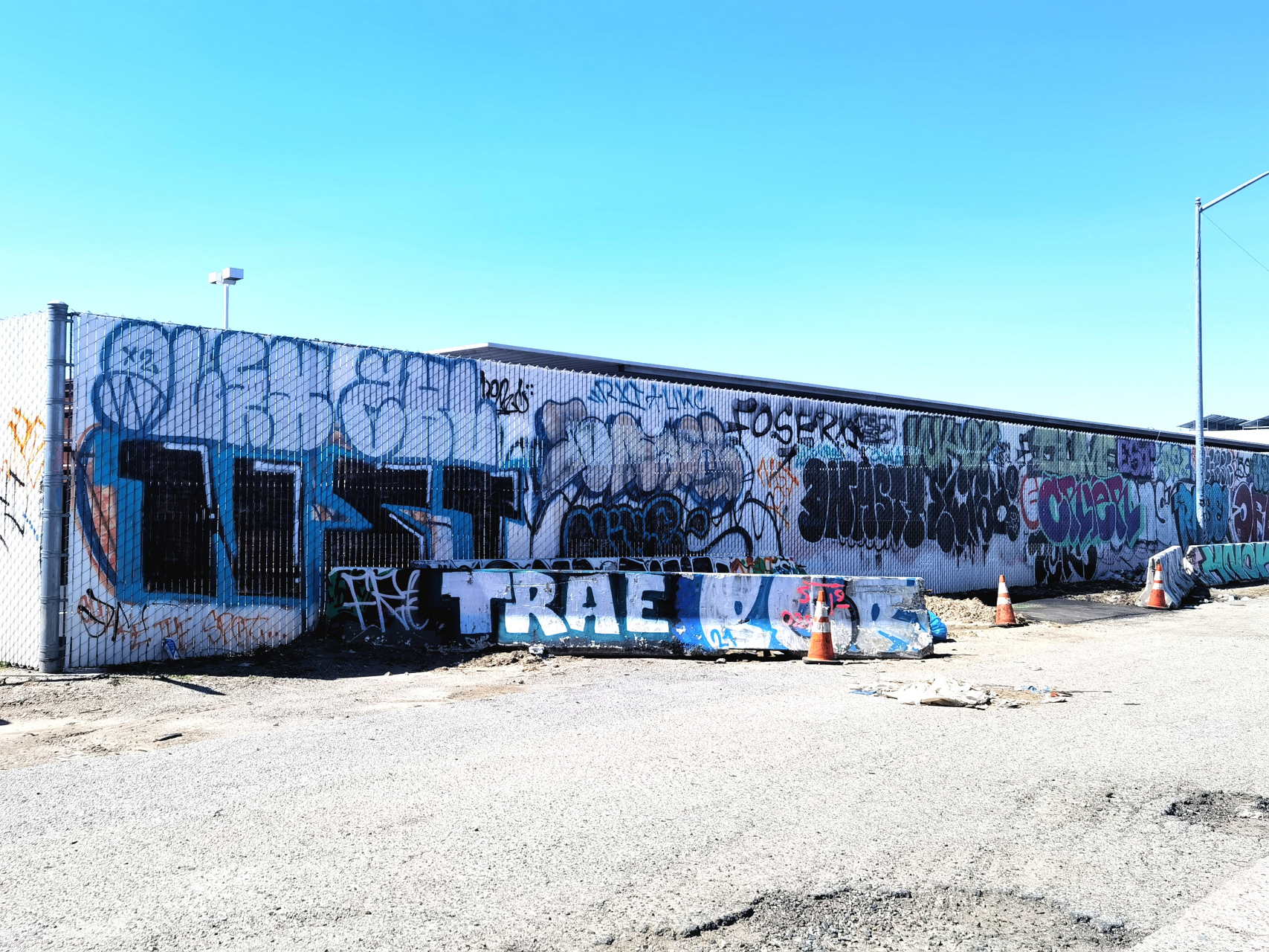 发儿子一张洛杉矶街头流浪汉的照片,他又看到了照片背景上的街头涂鸦