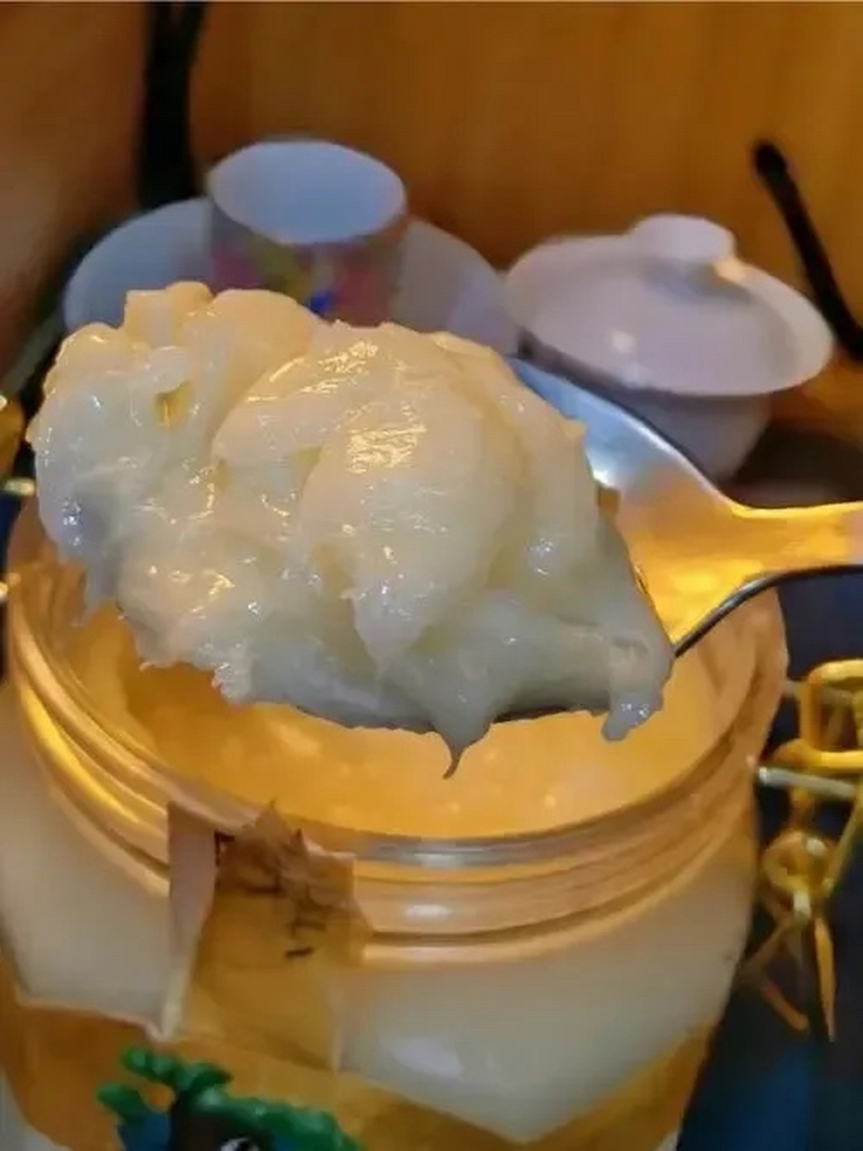太丢人了,上网买了两罐俄罗斯椴树蜜,收到货一看,里面白里透黄的,看