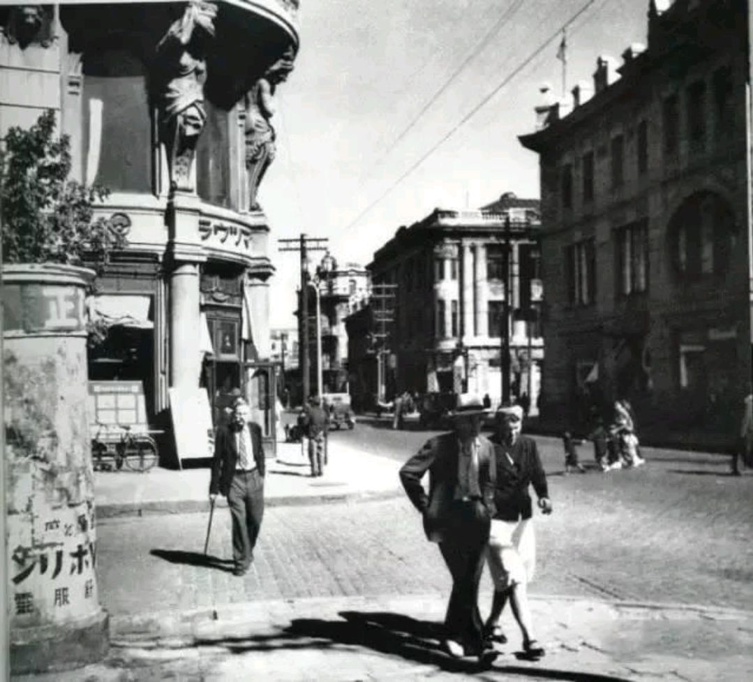 老照片,1929年哈尔滨城市景象,街头很多衣着光鲜的外国人!