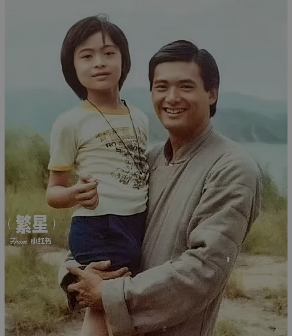 这是1980年,7岁的樊少皇被25岁的周润发抱在怀中时的合影,那时候