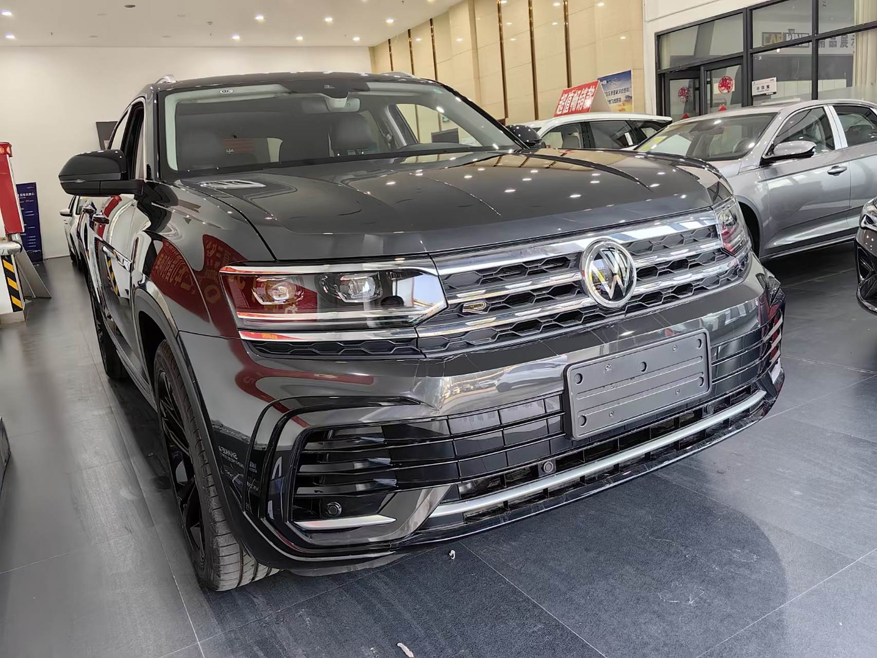 22款途昂x 335000 加配21寸轮毂 电动踏板