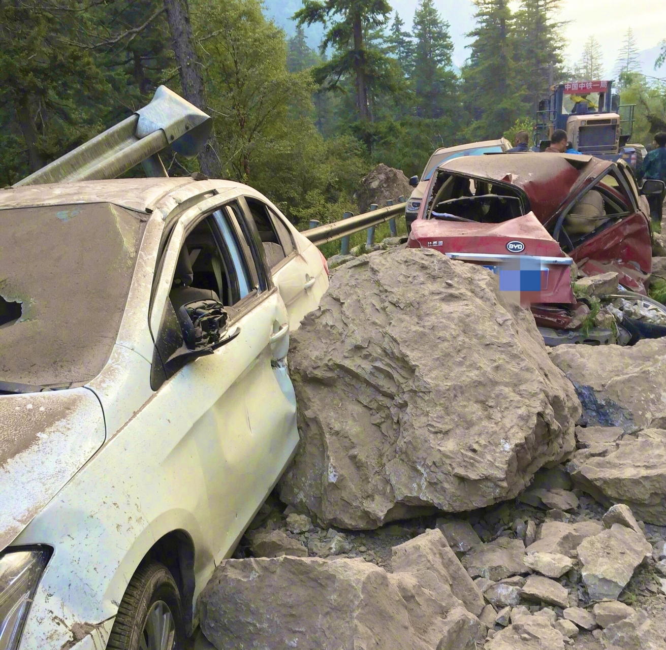 "地震后的九寨沟,不知道还敢不敢去,不知还会不会发生地震或者间隔