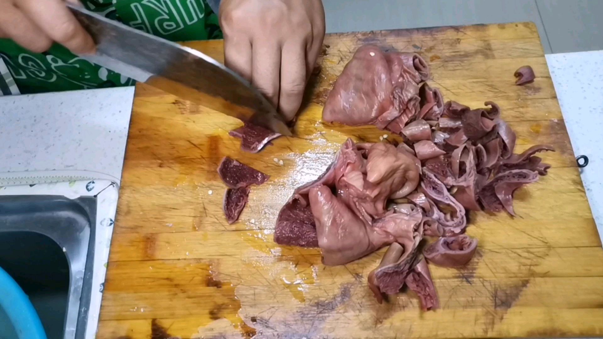 家里种的辣椒太辣了,放点洋葱炒个驴板肠吃